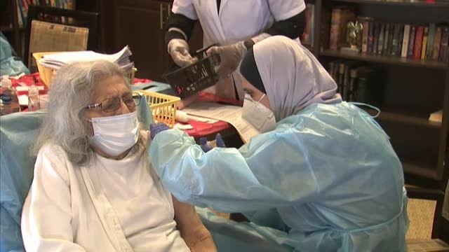 Una residencia de California celebra con una fiesta la llegada de la vacuna contra la COVID