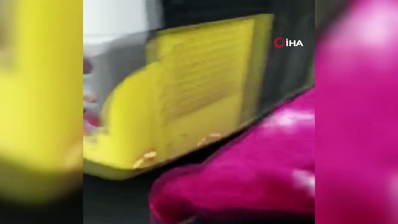 'Kardeşler aç abi' pankartıyla dilenen kadının kucağından bez bebek çıktı