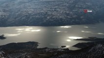 Turkuaz Baraj Gölü üzerinde güneş ile bulutların doğal ışık gösterisi