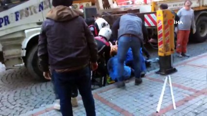 Tabela değiştirmek istedi, vinç sepeti ters dönünce yere düştü