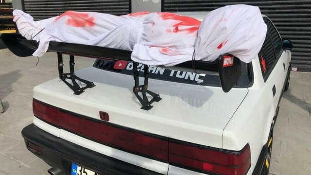 Kanlı, kefenli modifiye araç polisi harekete geçirdi