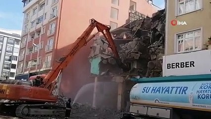 Tinercilerin mesken tuttuğu 4 katlı bina yıkıldı