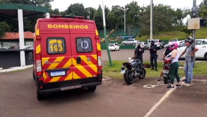 Após ser fechado por carro, motociclista sofre queda no Lago Municipal