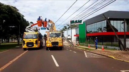 Mobilização para troca de poste é realizada na Avenida Tancredo Neves