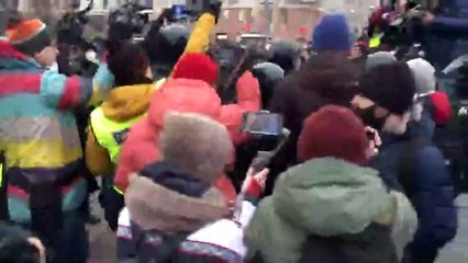 Navalnij feleségét is elvitték a rendőrök a moszkvai tüntetésről