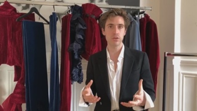 Arturo Obegero revive unas cortinas de teatro en la pasarela de París