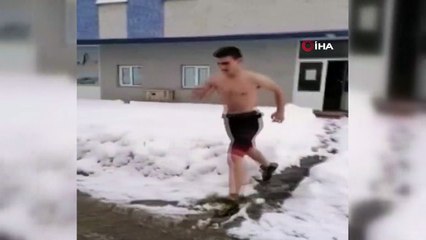 Soğuk havaya rağmen karda güreştiler