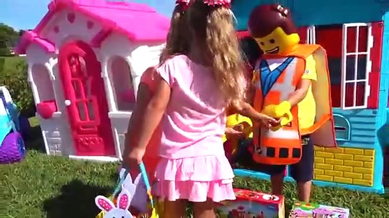 Diana y Lera vendiendo galletas consiguen juguetes