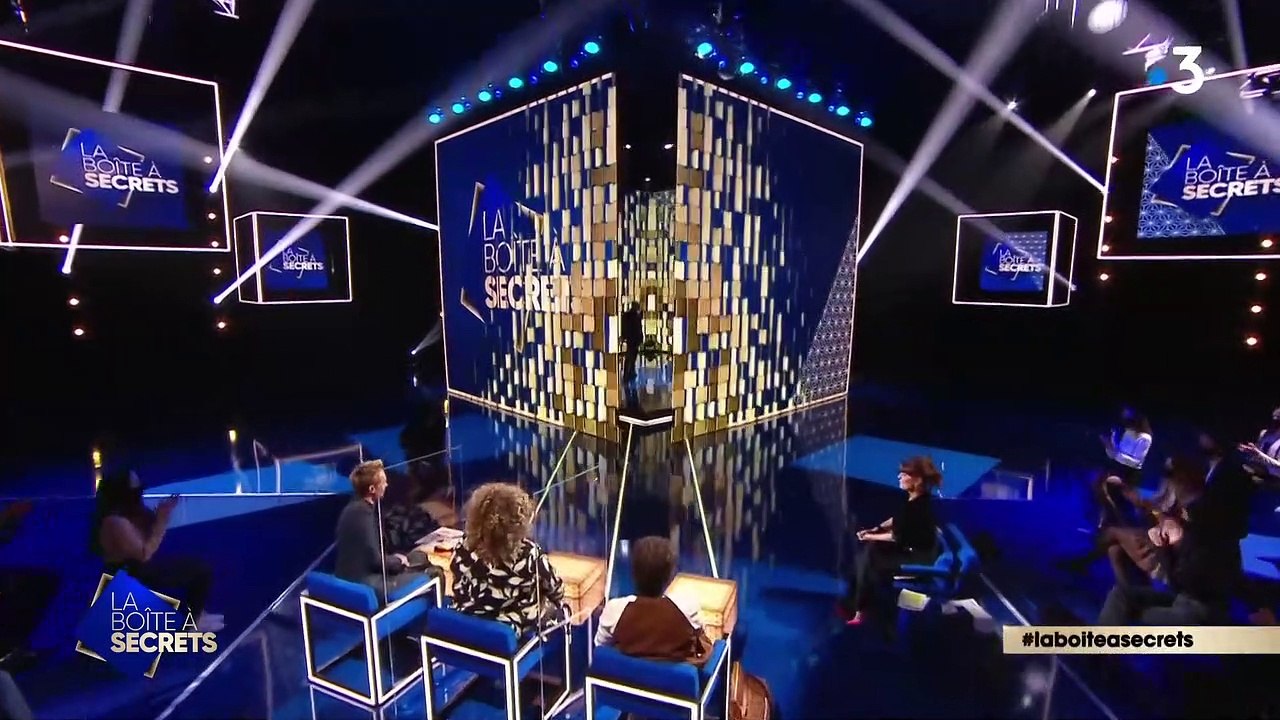 Cyril Féraud chante avec Daniel Lévi "L'envie d'aimer" dans "La Boîte à secrets" sur France 3.