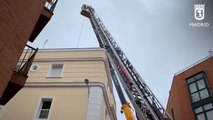 Bomberos del Ayuntamiento de Madrid trabajan en el incendio de Tetuán