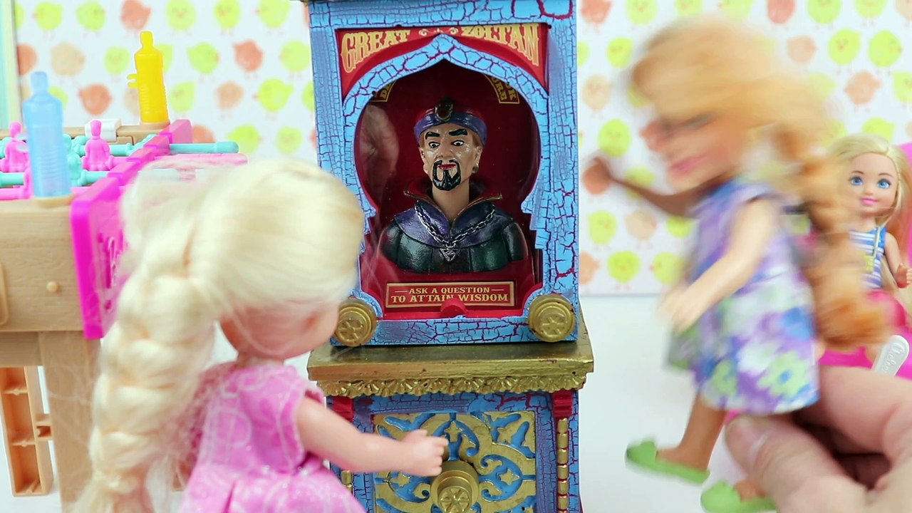 Barbie goes supermarket shopping! Elsa and Anna Toddlers play games