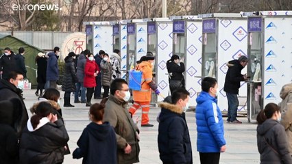 شاهد: العشرات يقفون في طوابير لإجراء اختبار الكشف عن كورونا في بكين