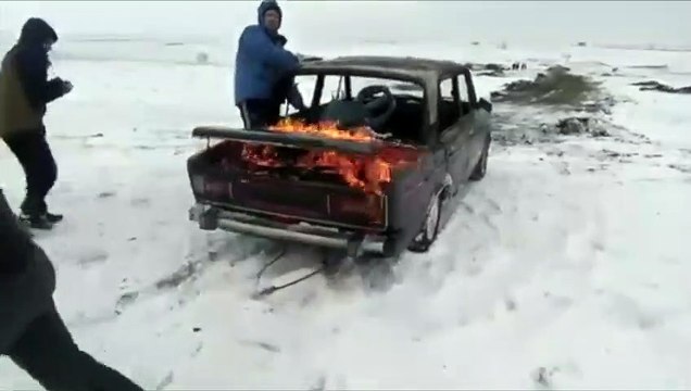 Ils jettent une voiture en feu dans un lac gelé... vive la russie