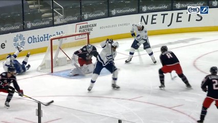 Victor Hedman's incredible between-the-legs goal