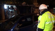 Geri manevra yaparak kaçmaya çalışan ehliyetsiz sürücü polise yakalandı