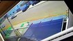 Câmera flagra carro em 'zigue-zague' antes de colidir contra residência no São Cristóvão