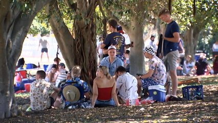 Sydneysiders making the most of hot weather amid COVID-19 concerns
