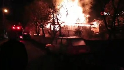 Ev yangınında alevler çatıyı sardı