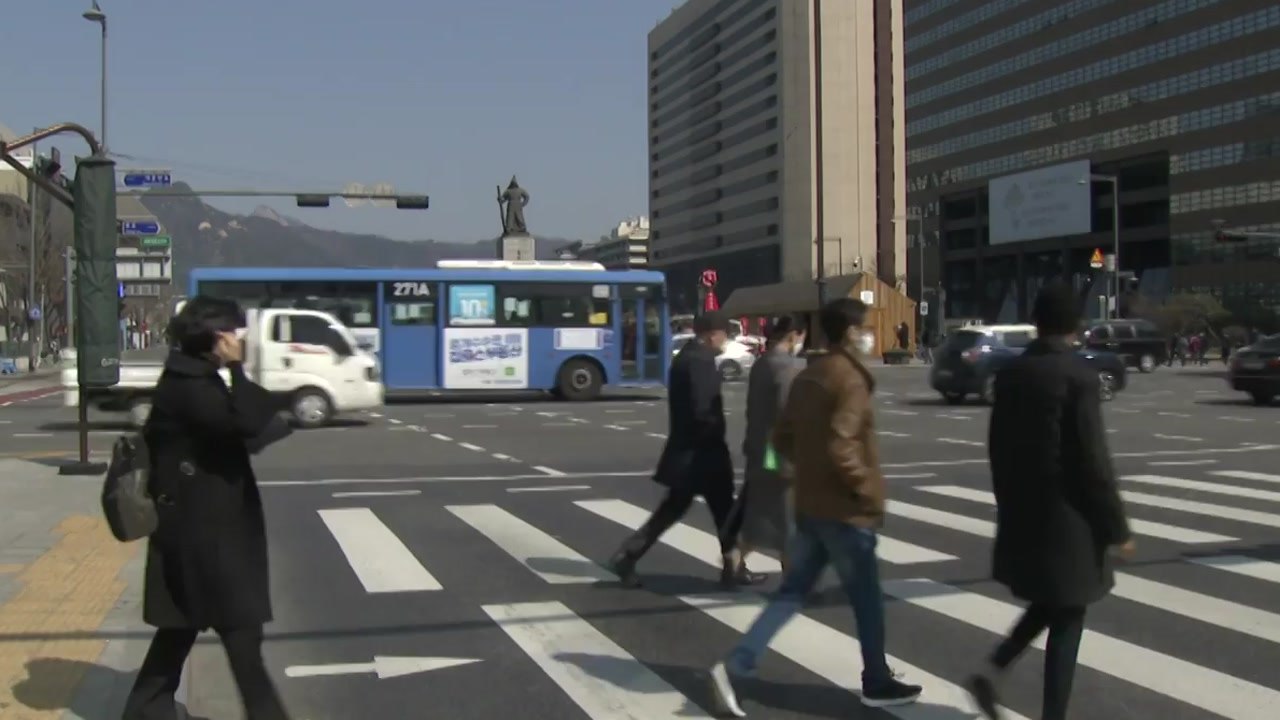 [날씨] 휴일 대체로 맑고 포근, 동해안 오후까지 비·눈 / YTN