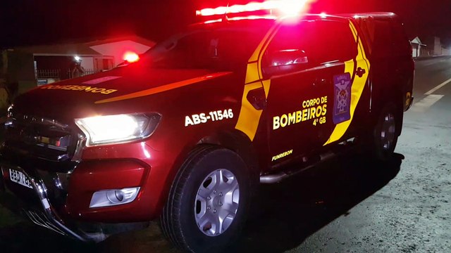 Motociclista fratura perna e braço em forte colisão frontal na Rua Leonardo da Vinci, no Tarumã