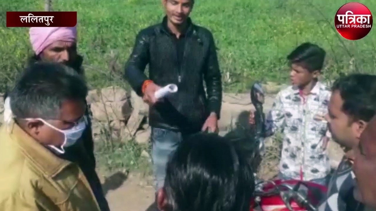 गांव के स्कूल पर कब्जा करने की शिकायत करना ग्रा...