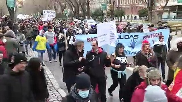 Los negacionistas marchan por Madrid: Illa, Illa, Illa, fuera mascarillas