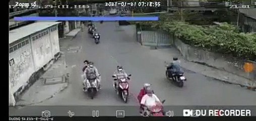 Đang lưu thông trên đường ở quận 11, TP HCM, một phụ nữ đã bị nhóm đàn ông đi xe máy dàn cảnh móc túi.