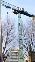 Un homme en haut d'une grue près du Pont des Trous