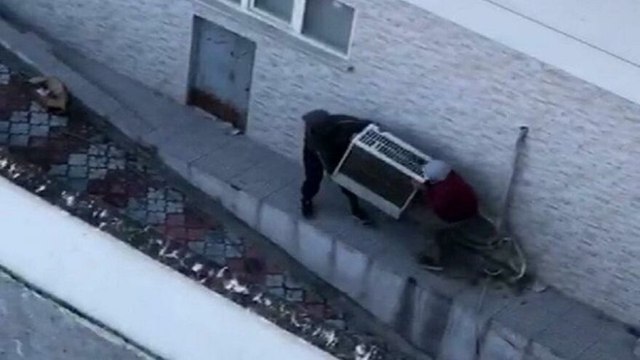 Kağıt toplayıcı kılığındaki hırsızlar klimanın dış ünitesini böyle çaldı