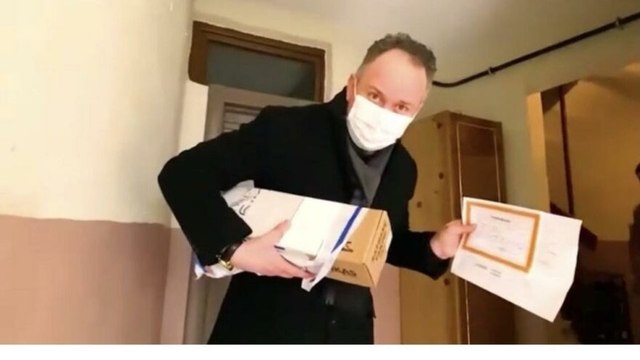 Türkiye salgınla boğuşurken AKP il başkanı kapı kapı dolaşıp karne dağıttı