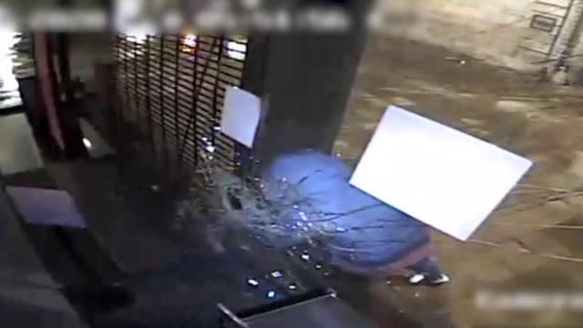 Detenido un ladrón reincidente que asaltaba comercios en Barcelona usando tapas de alcantarilla