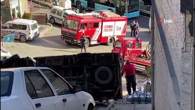 Kağıthane Sanayi Mahallesi’nde içi tüp dolu olan bir kamyon yokuş aşağı inerken park halindeki bir araca çarparak devrildi. Tedbir amaçlı olay yerine itfaiye ekipleri sevk edilirken tüpler kontrollü şekilde kamyondan indiriliyor.