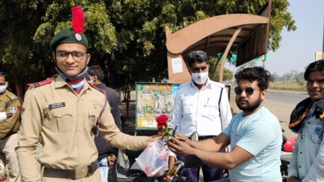 यातायात पुलिस एवं एनसीसी छात्र सैनिकों द्वारा यातायात के प्रति जागरूक किया गया
