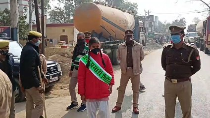 एक दिन की थाना प्रभारी बनी छात्रा ने काटे चालान