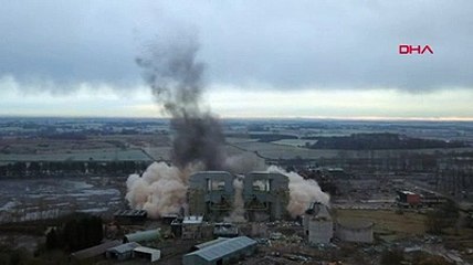 182 metrelik baca patlatıldı; saniyeler içinde böyle yıkıldı