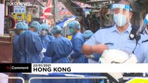 شاهد: هونغ كونغ تفرض حجراً على 10 آلاف شخص وتنشر 3000 عامل من القطاع الطبي في الشوارع