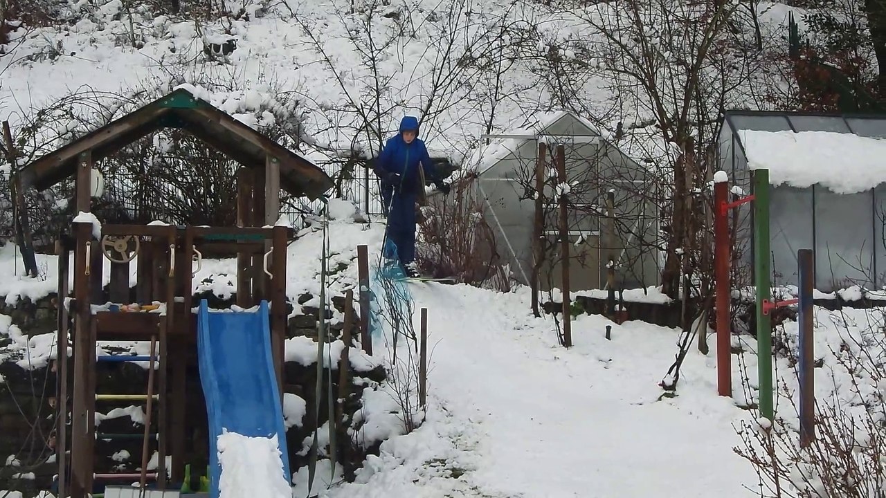 Skifahren im Garten