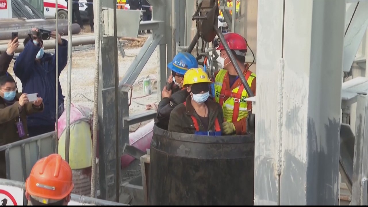 China rescues 11 miners after 14 days trapped u...