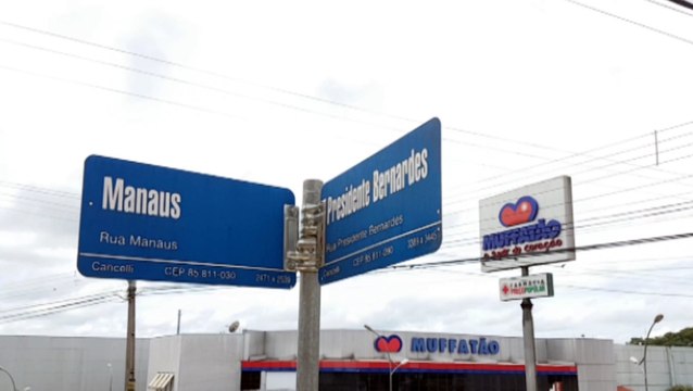 Socorristas atendem mulher ferida na Rua Manaus, no Bairro Cancelli