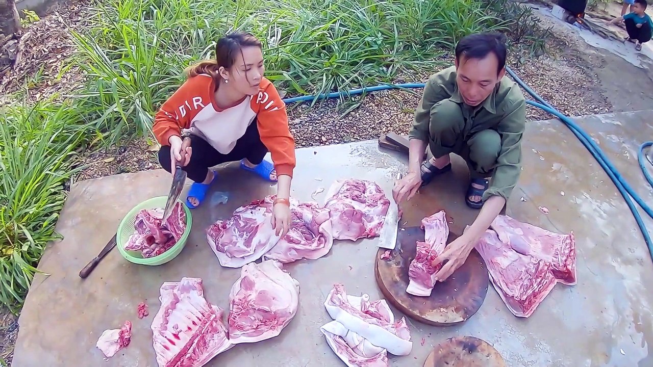 Getting pigs for meat - Bắt lợn về làm thịt