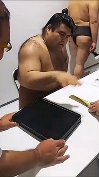 Un Sumo en pleine séance d'autographes