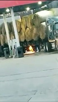 Utiliser un chalumeau sous une remorque de foin dans une station-service... Mauvaise idée