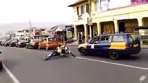 Ce qu'il veut avec sa moto est incroyable