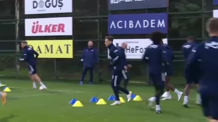 Primer entrenamiento de Özil con el Fenerbahce