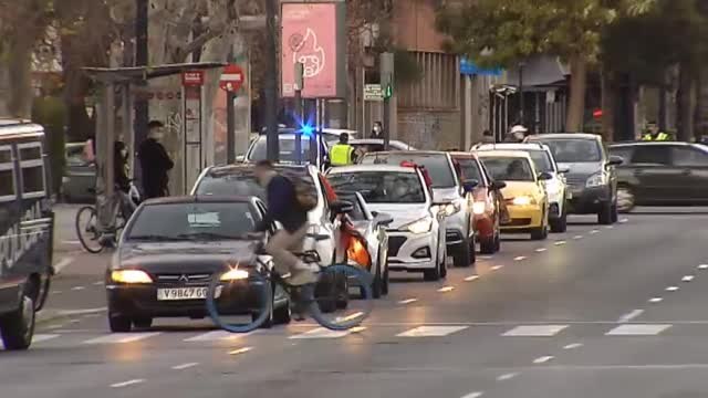 Una caravana de coches protesta en Valencia por la gestión de Peter Lim al frente del equipo che