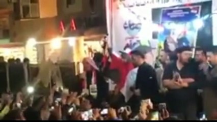 بنت الناصرية تگص گصيبتها يم صورة الشهيد عمر حزناً على الشهداء