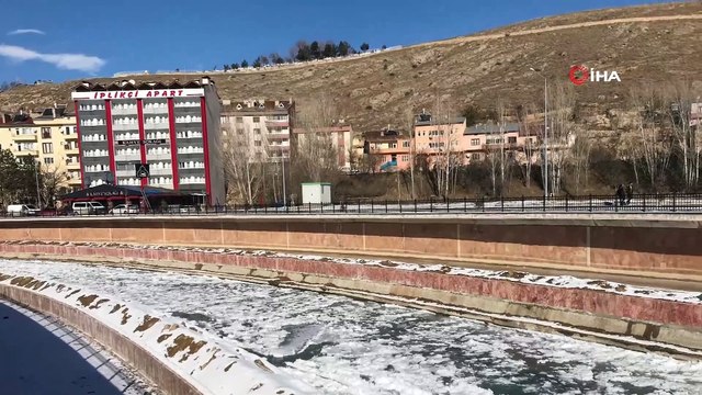 Türkiye’nin en hızlı akan nehri olan 'Çoruh' buz tuttu