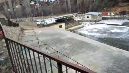 Artvin’de boğa güreşleri arenası buz pistine döndü