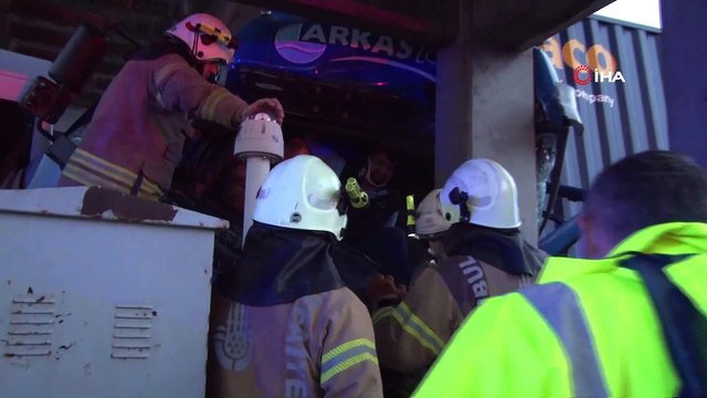 TEM Avcılar Gişelerinde kaza: Tır sürücüsü sıkıştığı yerden güçlükle çıkartıldı