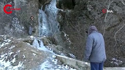 Dondurucu soğuğun etkisiyle şelale buza döndü.